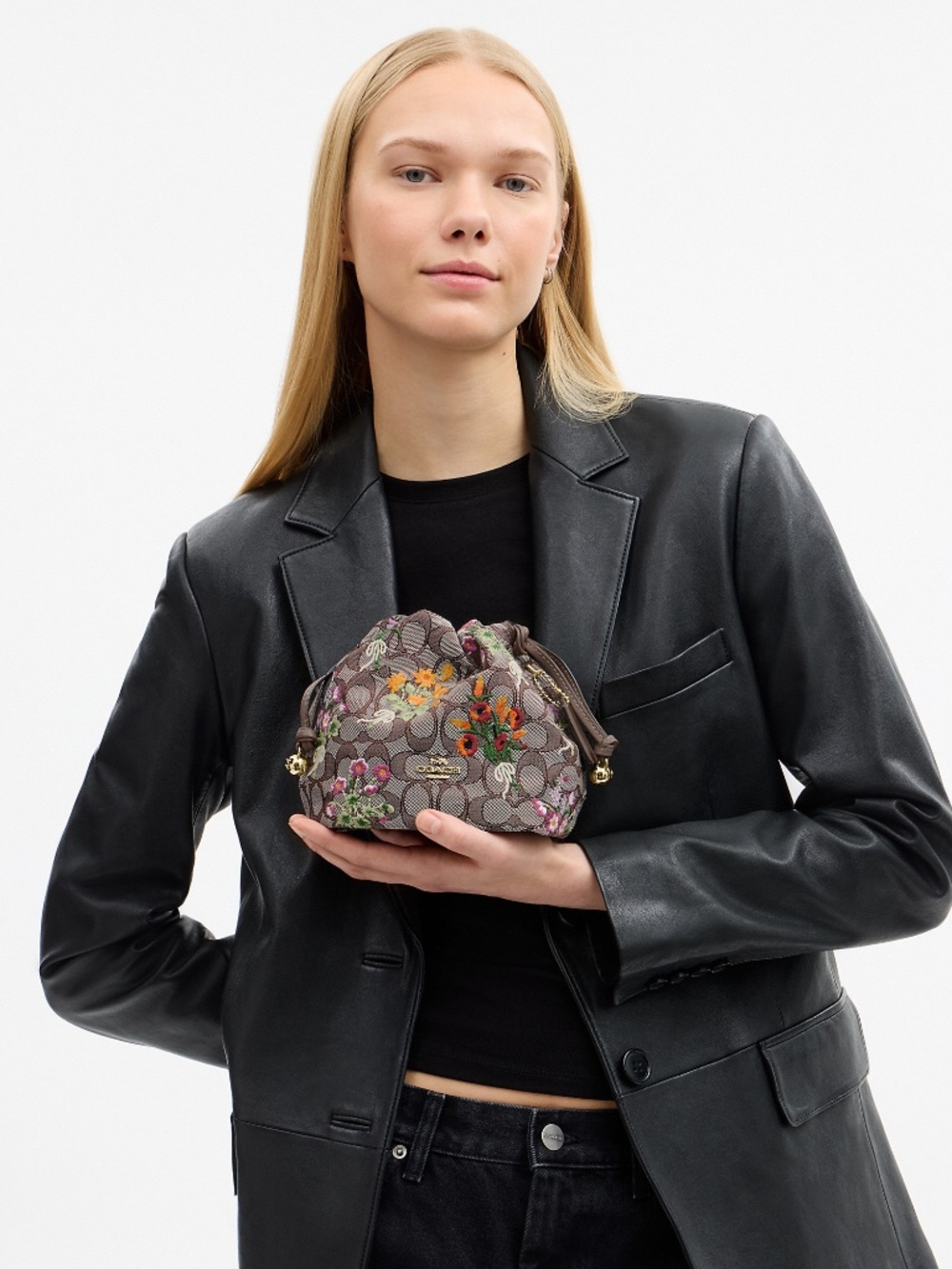 Coach Outlet Faye Mini Drawstring Bag In Signatu - Picture 2 of 3